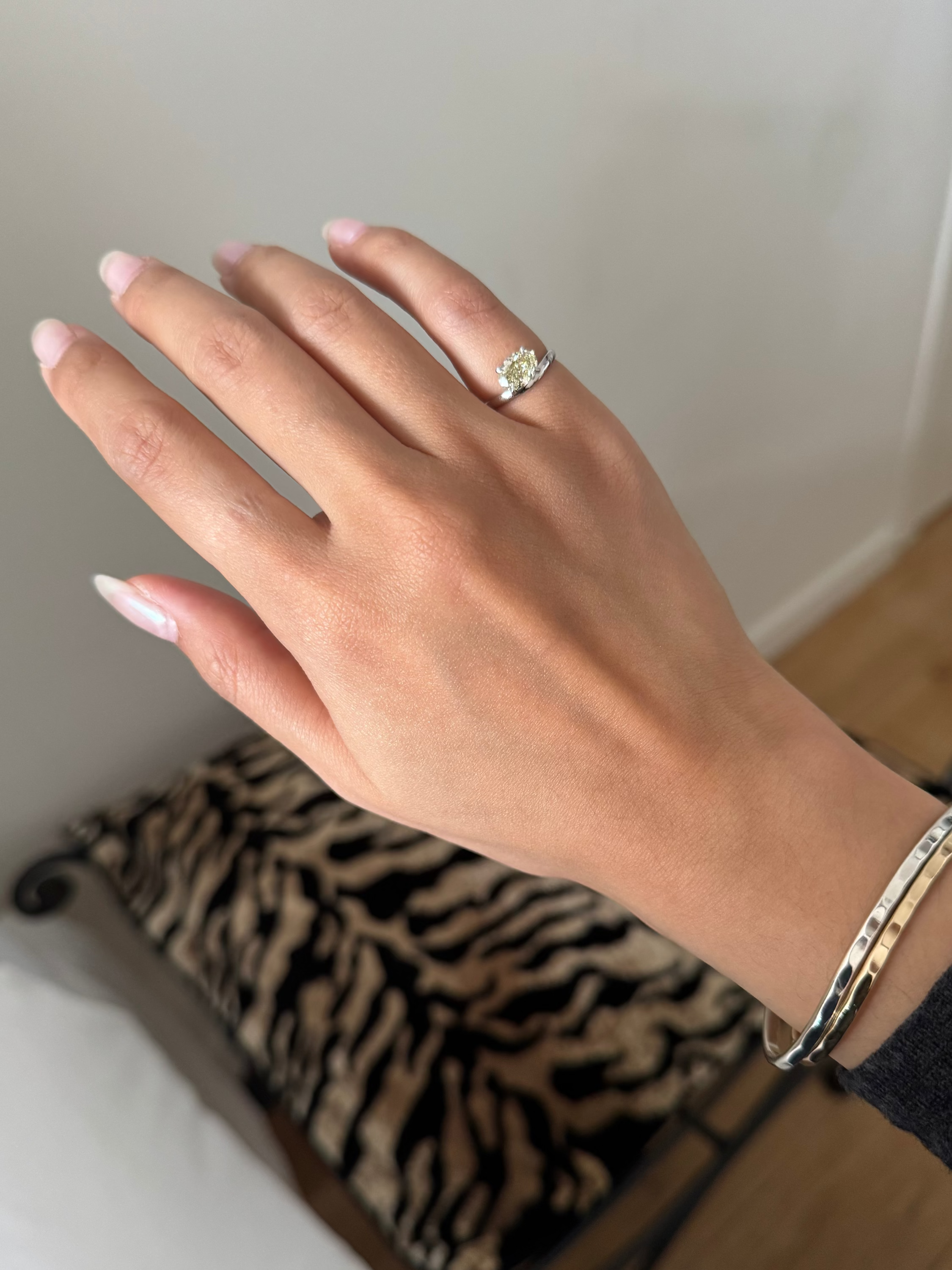 ARC – Custom Floating Pinky Ring im Ovalschliff | Fancy Yellow Diamant