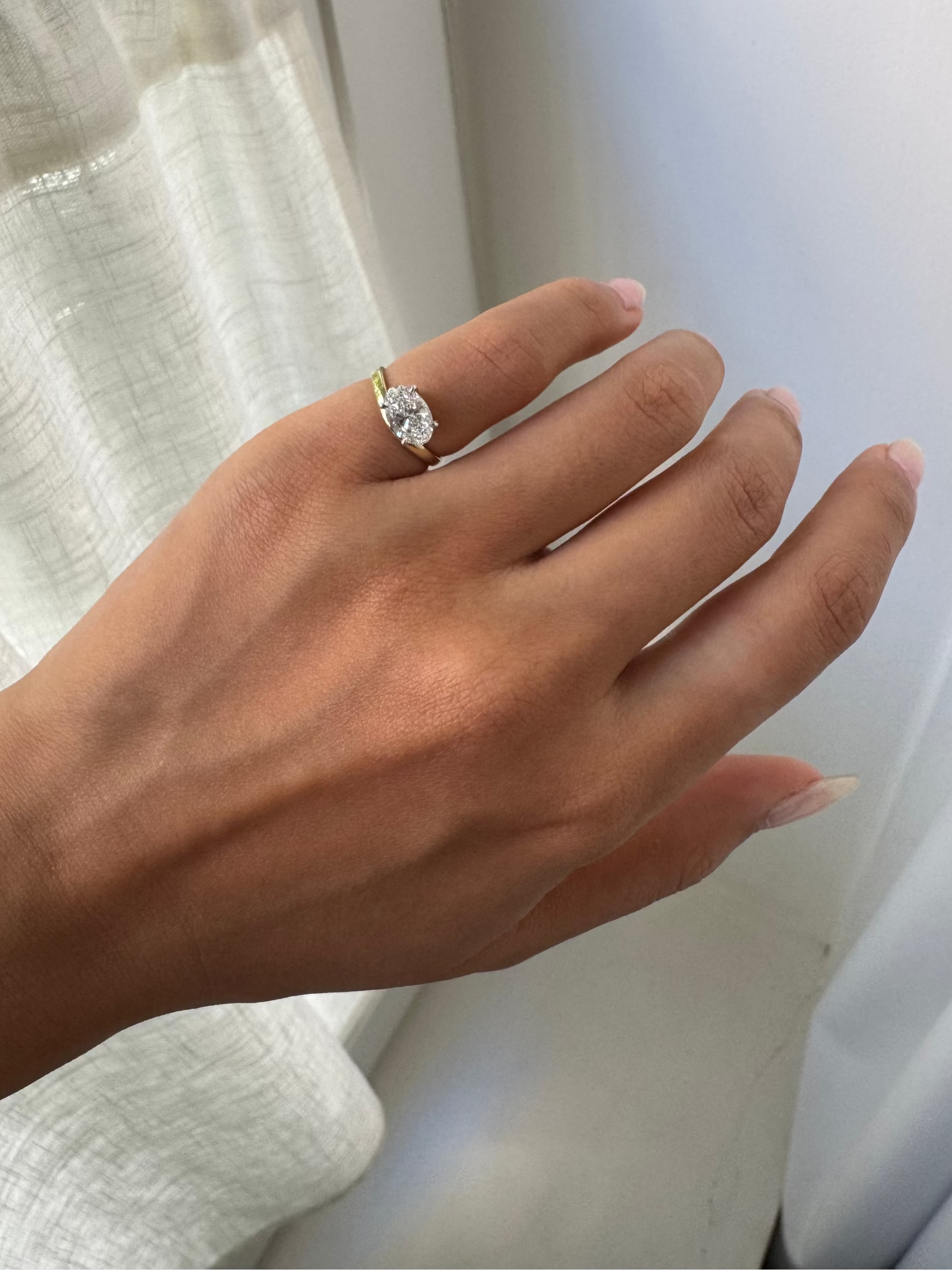 ARC – Custom Floating Pinky Ring im Ovalschliff | Weißer Diamant