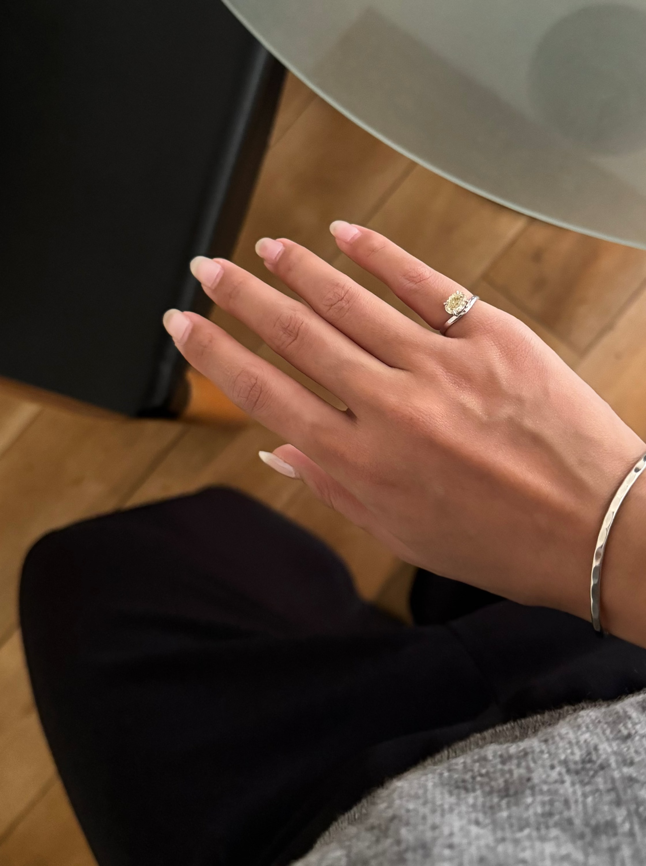 ARC – Custom Floating Pinky Ring im Ovalschliff | Fancy Yellow Diamant