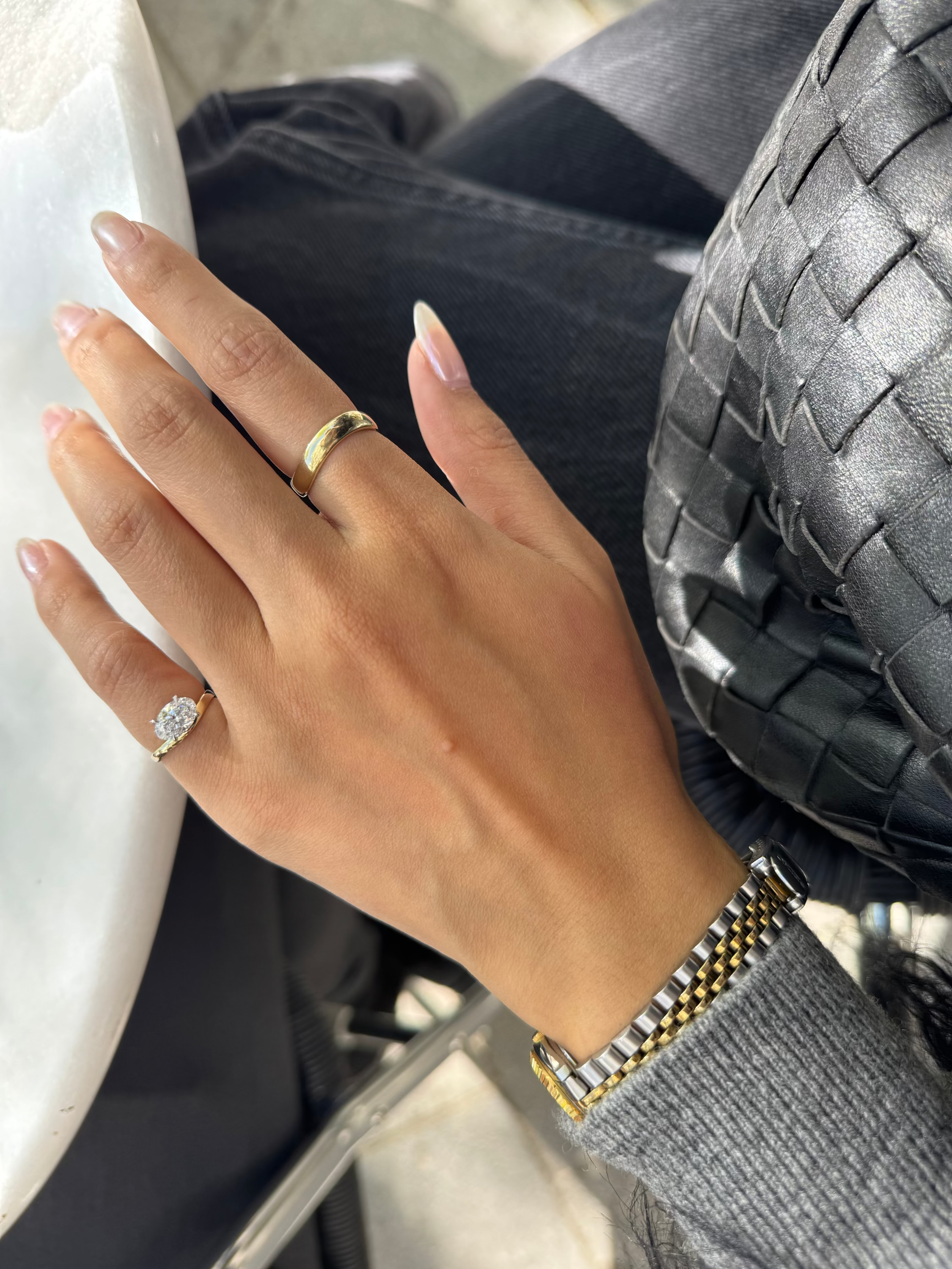 ARC – Custom Floating Pinky Ring im Ovalschliff | Weißer Diamant