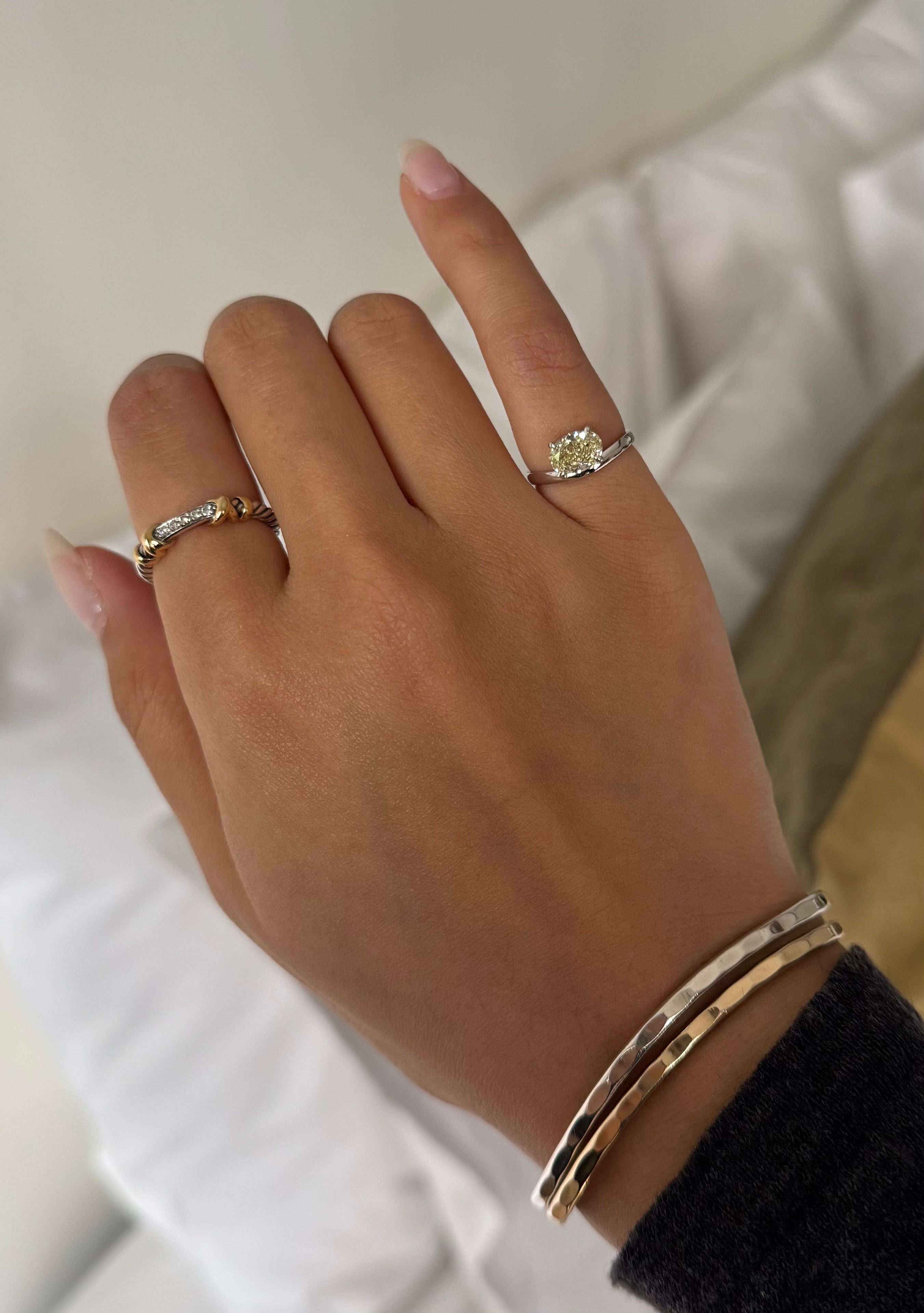 ARC – Custom Floating Pinky Ring im Ovalschliff | Fancy Yellow Diamant