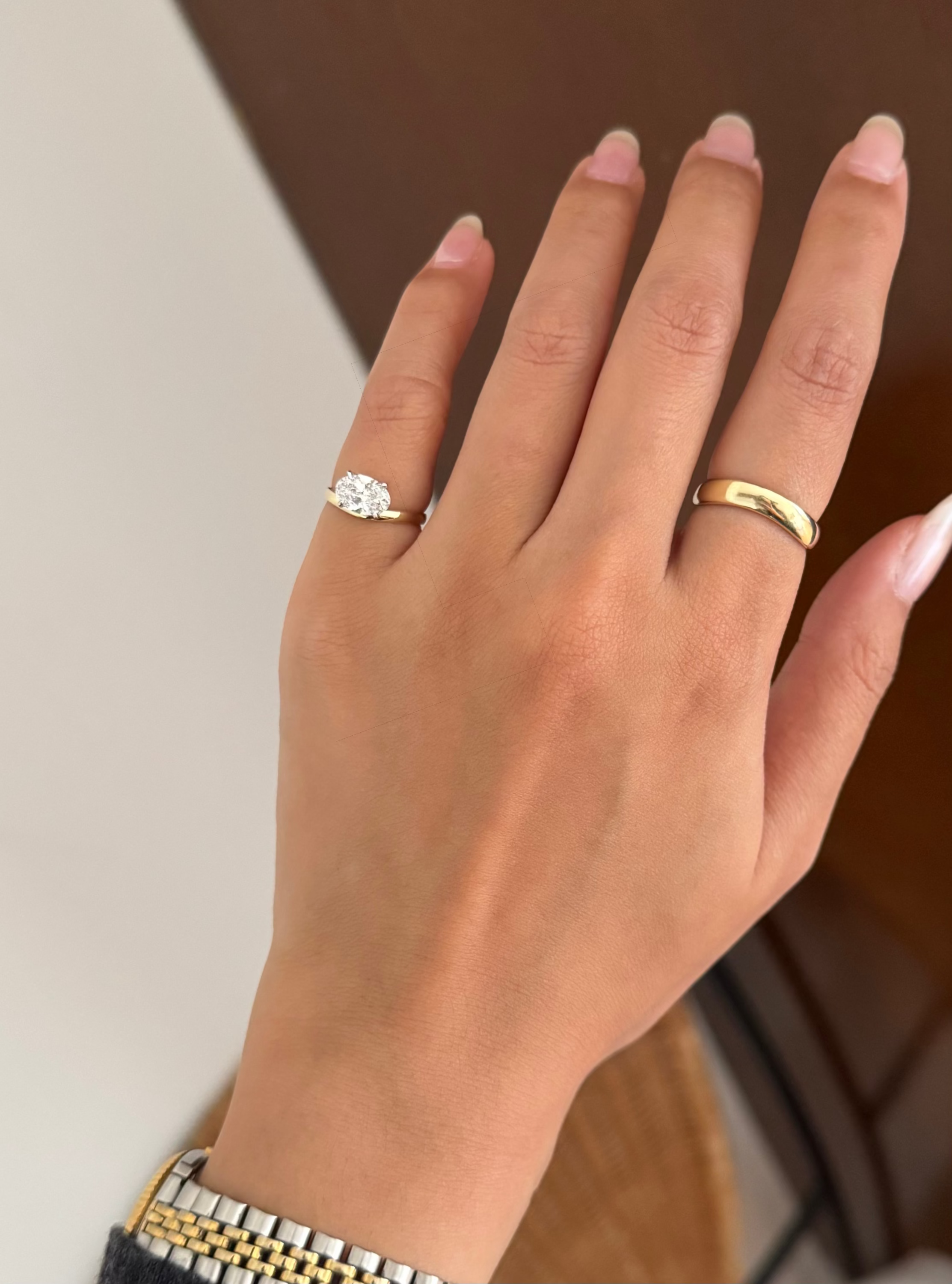 ARC – Custom Floating Pinky Ring im Ovalschliff | Weißer Diamant