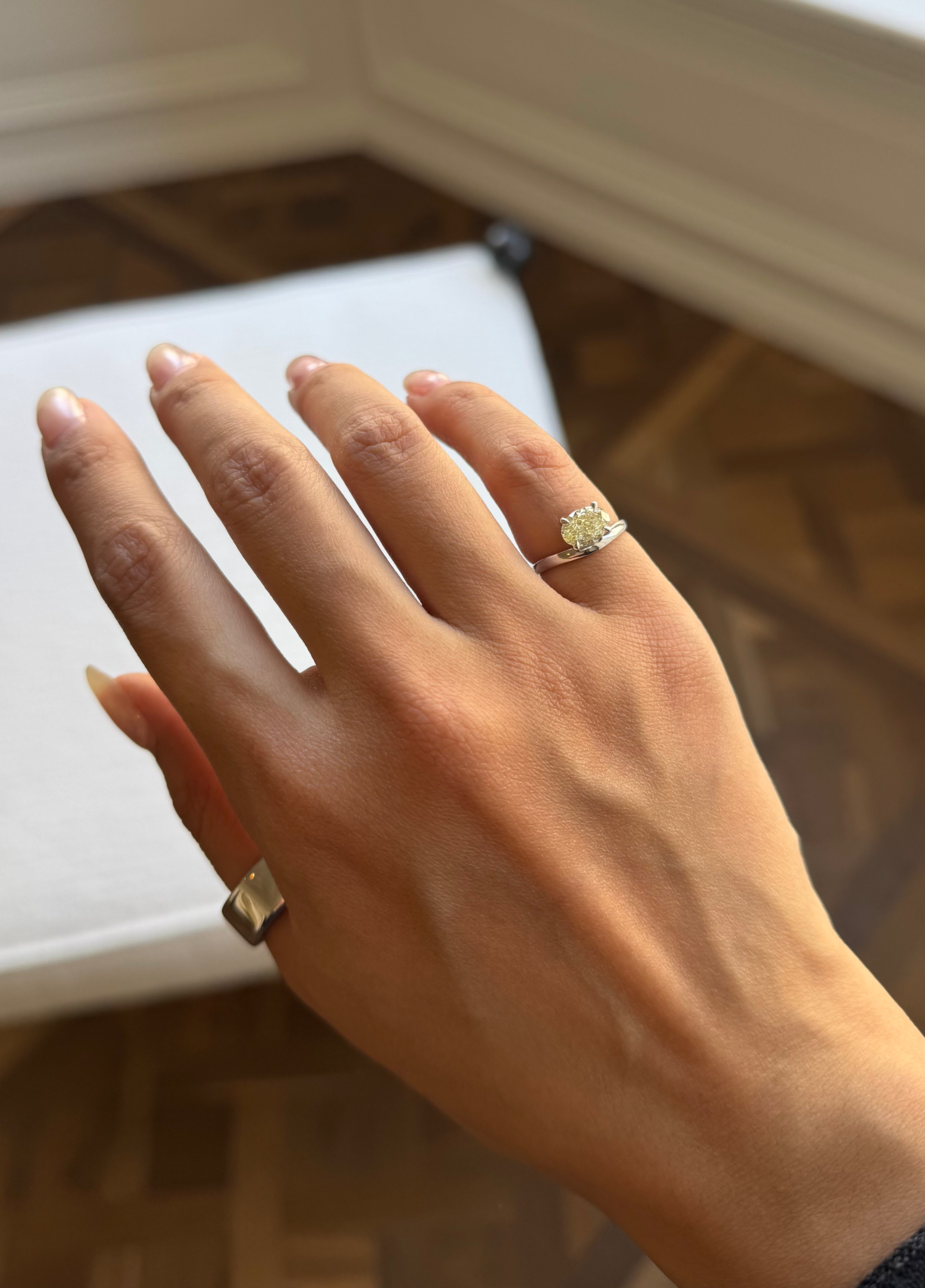 ARC – Custom Floating Pinky Ring im Ovalschliff | Fancy Yellow Diamant