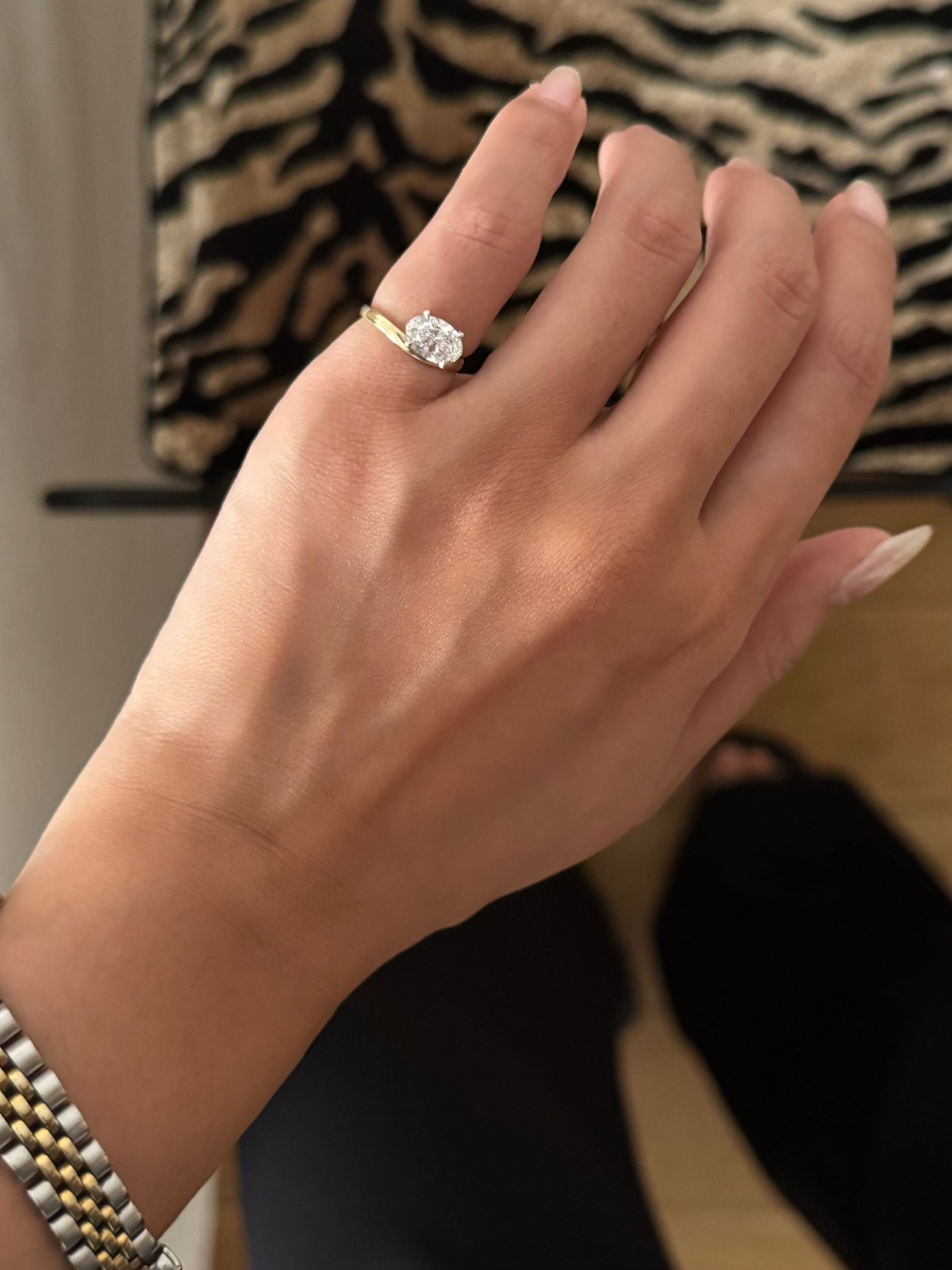 ARC – Custom Floating Pinky Ring im Ovalschliff | Weißer Diamant