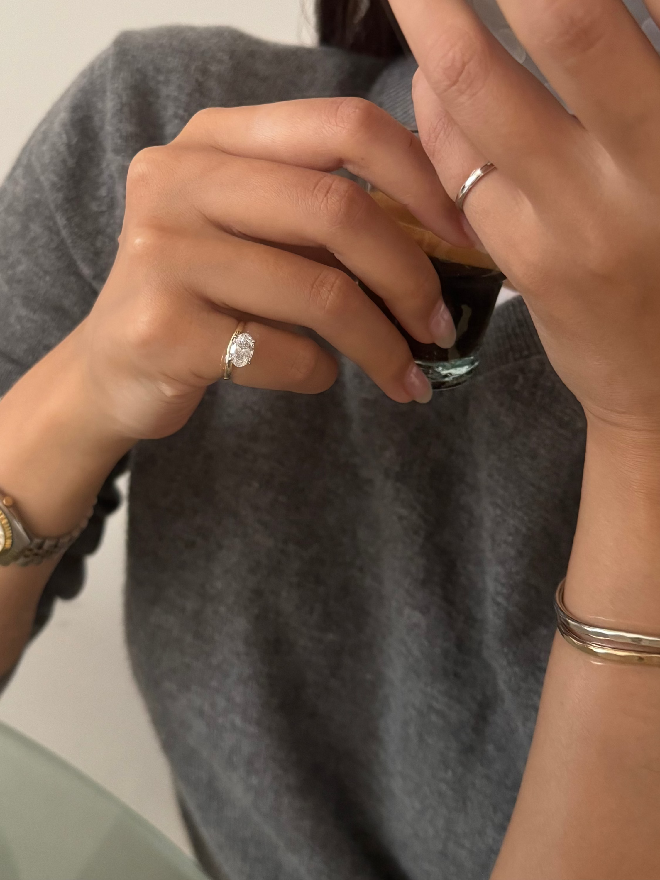 ARC – Custom Floating Pinky Ring im Ovalschliff | Weißer Diamant