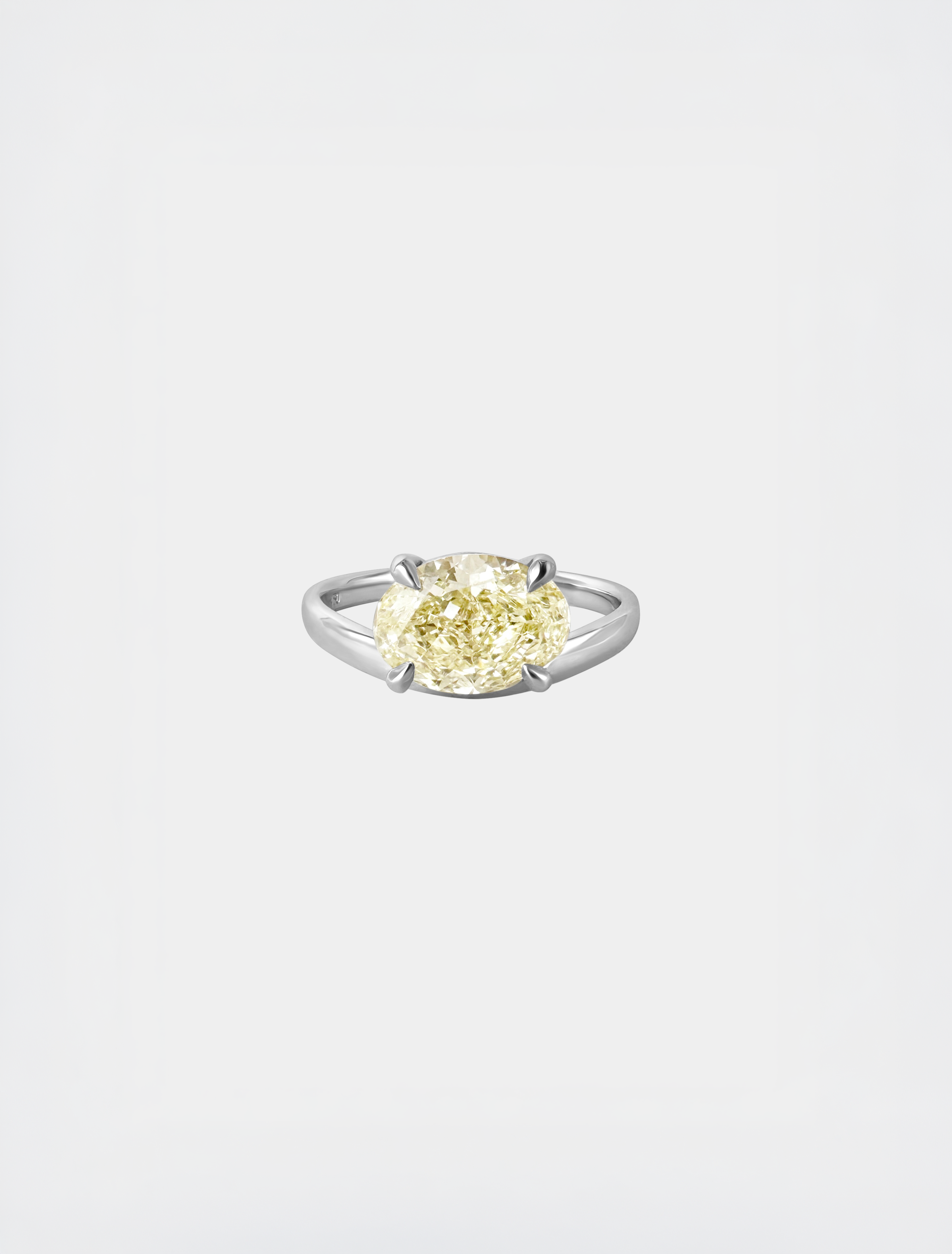 ARC – Custom Floating Pinky Ring im Ovalschliff | Fancy Yellow Diamant